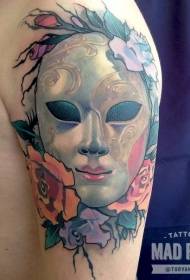 Schulterfarbe mysteriöse Maske mit Blumen Tattoo-Muster