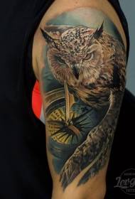 Modello di tatuaggio gufo e bussola di colore della spalla