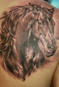 immagine realistica del tatuaggio del cavallo marrone della spalla