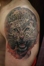 Padrão de tatuagem de leopardo rugindo realista de cor de ombro