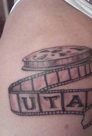 Tatuaggio di pellicola UTA in bianco e nero sulla spalla
