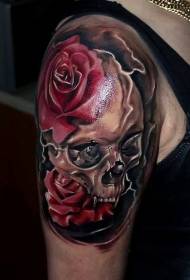 smalto realistico colore spalla con motivo tatuaggio rosa