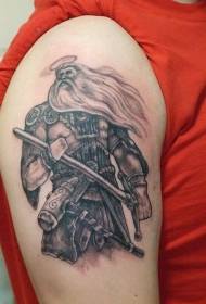 Ghualainn donn sean-ghaiscíoch ag a bhfuil patrún tattoo claíomh