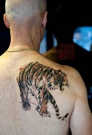 नर मागे नैसर्गिक रंगाचा गर्जना करणारा एशियाई वाघ टॅटूचा नमुना