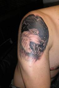 Modello di tatuaggio testa di lupo grigio nero spalla maschile