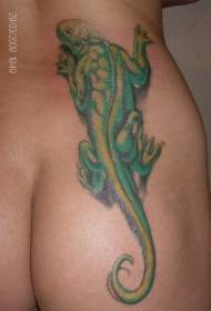 patrón de tatuaje de lagarto realista de color de cadera