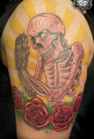 Kratownica w kolorze ramion z kwiatowym wzorem tatuażu