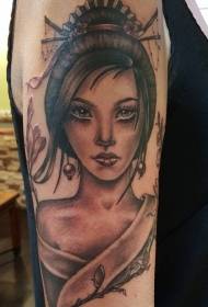 Bella femmina asiatica del grande braccio con il modello del tatuaggio del fiore