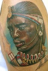 Плече кольорові татуювання воїна африканських воїнів