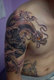 Patrón de tatuaje de personalidad de dragón asiático de hombro masculino