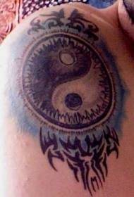 olkapää yin ja yang juorut Tribal elementin tatuointikuvio