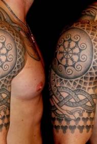 Неймовірна татуювання племінного малювання на плечі