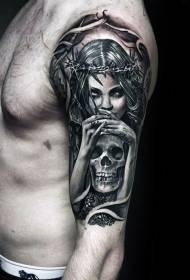 Gravéierungsstil schwaarz a wäiss Schëller Fraen Doudekapp Tattoo Bild