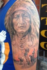 Tatuatore di guerrieru indianu nantu à a spalla di cavallo marrone