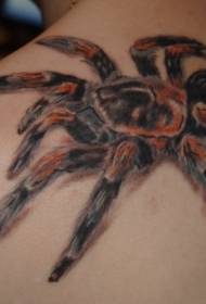Na ramenu realističan uzorak od plišanih paukova u boji