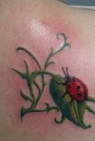 ladybug tattoo სურათი მხრის ფერის ფოთლებზე