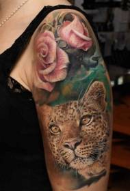 sorbalda koloreko leopardo burua arrosa tatuajearekin konbinatuta