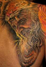 Retrato realista en cor do ombreiro do patrón da tatuaxe do home vello