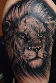 hombro marrón detallado patrón de tatuaje de cabeza de león