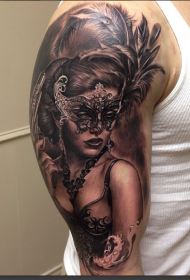 tatuaggio maschera spalla realistica tentazione di colore donna