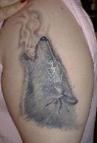 Immagine tatuaggio spalla lupo grigio argento testa