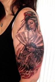 Tatuaje de geisha de abanico colorido de estilo japonés en el hombro