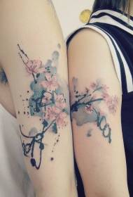 Ilang braso ng asian style maganda ang bulaklak na pattern ng tattoo na may pintura