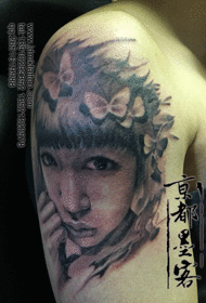 Duży czarny portret azjatycki dziewczyna z wzorem tatuażu motyla