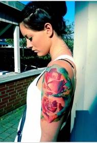 Żeński kolor ramion żywy ogromny wzór tatuażu róży