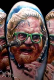 Retrato dun músico famoso con unha tatuaxe no ombreiro 59388 - Retrato dun home de cor do estilo novo da muller Retrato do tatuaje