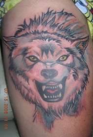 Modello di tatuaggio testa di lupo arrabbiato colorato spalla