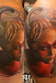 दागिन्यांच्या टॅटू पॅटर्नसह नवीन शैलीतील रंगीन स्त्री