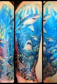 큰 무장 다채로운 해저 현실적인 상어 문신 패턴