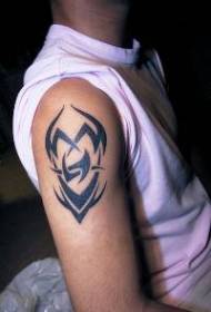 modello maschile tatuaggio spalla tribale nero logo