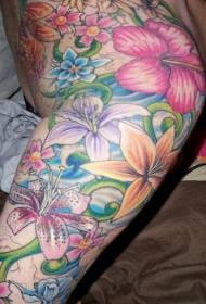 Tatuaggi floreali colorati sulle spalle