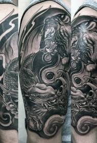 Tigre nera in stile grigio con motivo tatuaggio braccio grande drago