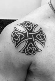 Mittelgroßes schwarzes Keltenkreuz-Tattoo-Muster auf der Schulter