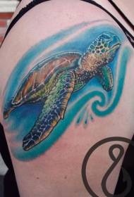 어깨에 절묘한 화려한 거북이 문신 패턴