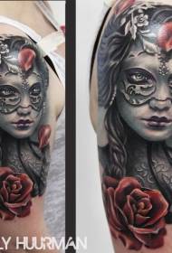Bukuria e maskës me ngjyra të mëdha të krahut dhe modeli i tatuazhit të trëndafilave