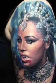 Прекрасни узорак боје тетоваже краљице великог вампира