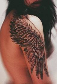 Meitenes rokas melnu spārnu tetovējuma raksts