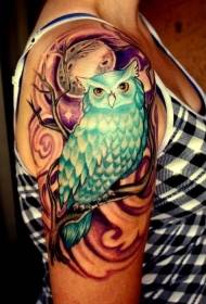 Hibou coloré assis sur une branche sous le motif de tatouage de la lune