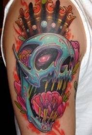 Crâne de fantaisie couleur gros bras avec motif de tatouage de fleur couronne