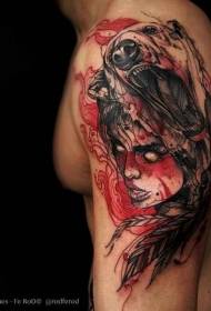 Μεγάλο κεφάλι φέρει το χέρι με τρομακτικό θηλυκό μοτίβο τατουάζ