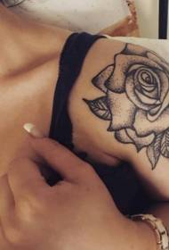 Patrón de tatuaxe de personalidade de rosa negra de ombreiro