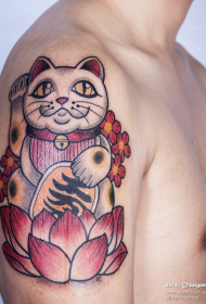 Gato afortunado de gran brazo de debuxos animados gato e patrón de tatuaxe de loto