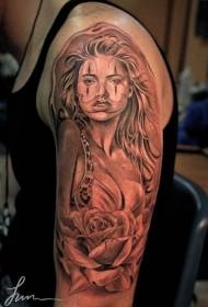 Zwart grijs vrouwportret in Mexicaanse stijl met roos groot arm tattoo-patroon