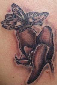 Váll pillangó repül közelében virág tetoválás minta