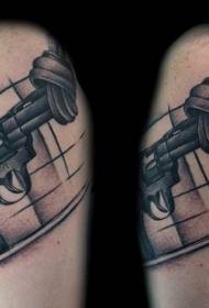 Plecu melnā pelēkā stila mezglots pistoles tetovējums