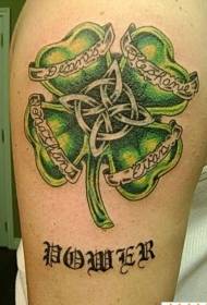 Didelis rankos airis keturių lapų dobilas ir personažu nutapytas tatuiruotės raštas